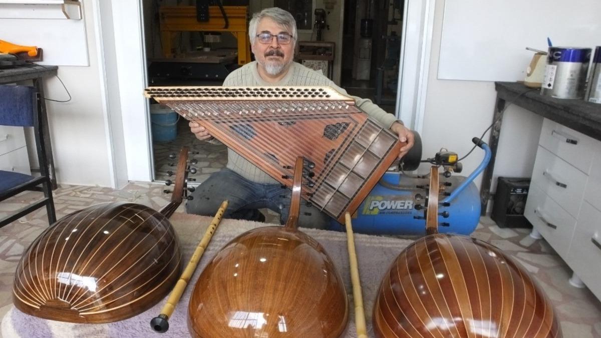 Emekli mobilya &ouml;ğretmeni m&uuml;zik aletleri &uuml;retiyor