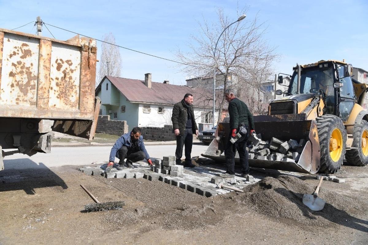 Muş Belediyesi kışın tahribatlarını onarmaya başladı
