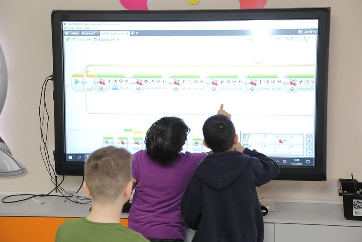 Bir yılda bin &ccedil;ocuk robotik kodlama &ouml;ğrendi