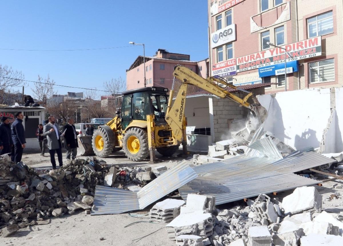 Van&rsquo;daki Tekel binasının arkasındaki eklentiler yıktırıldı