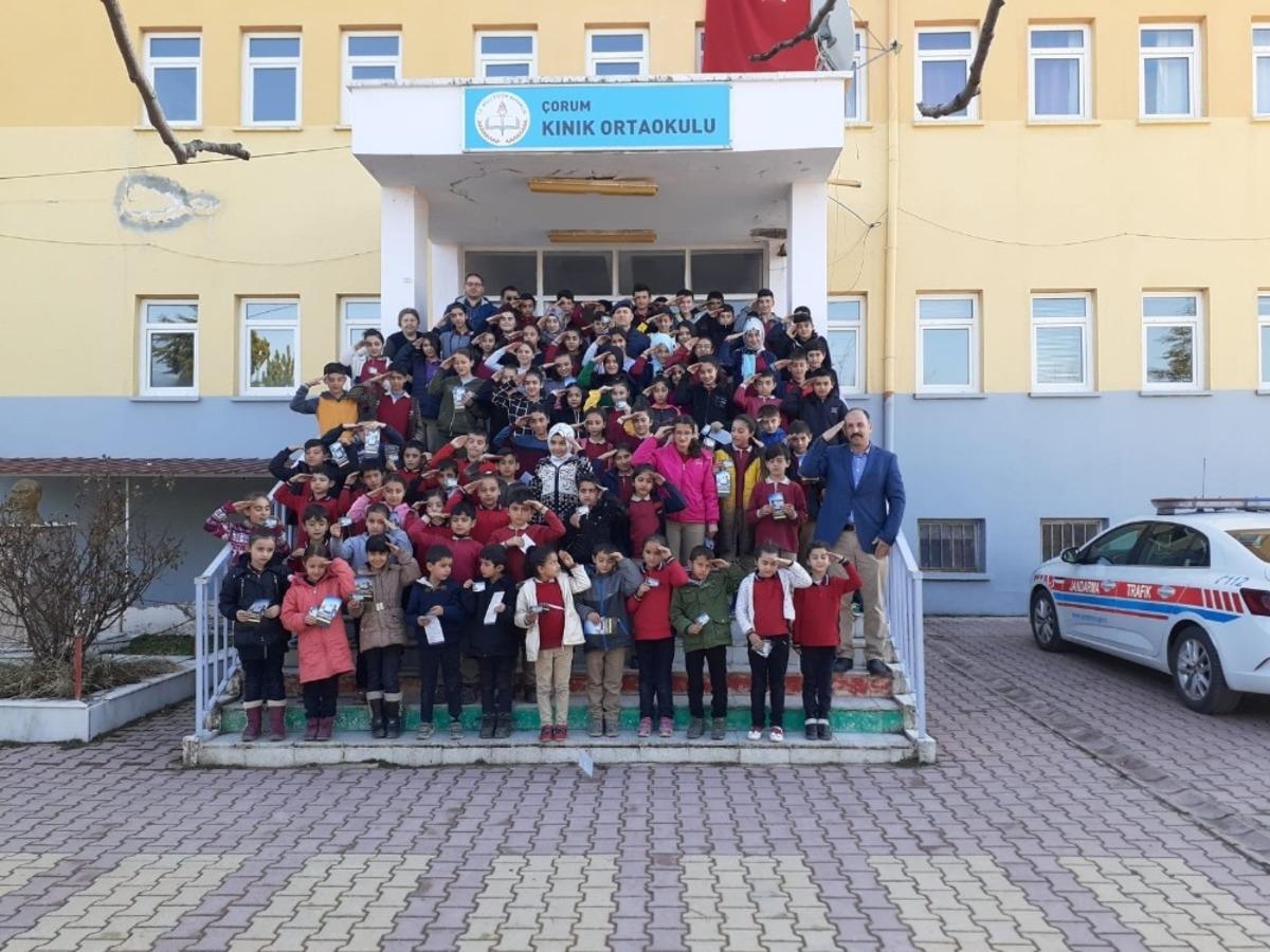 Trafik dedektifi &ouml;ğrencilerden Mehmet&ccedil;ik&rsquo;e asker selamı