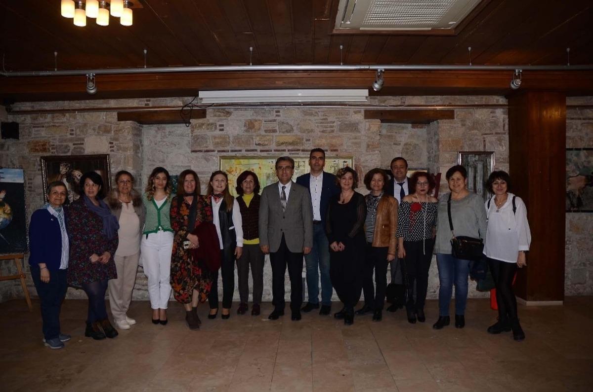 Kuşadası&rsquo;nda kadına şiddete sanatla dur  dediler