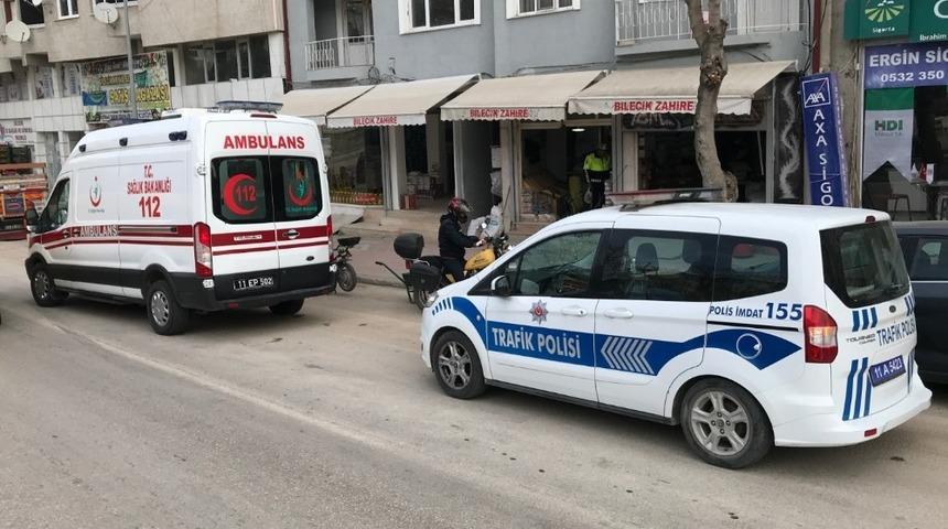 &Ouml;n&uuml;nde seyreden ara&ccedil; yayaya yol verince duramayarak kaza yaptı