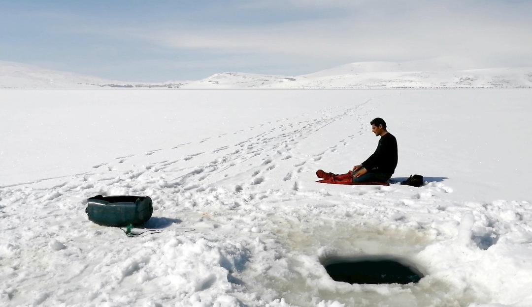 Donan g&ouml;l &uuml;zerinde namaz kıldılar