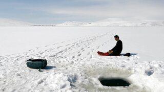 Donan göl üzerinde namaz kıldılar