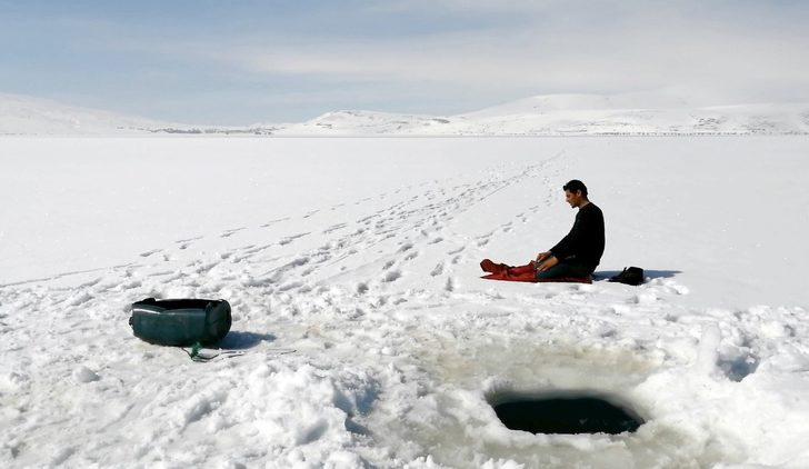 Donan göl üzerinde namaz kıldılar G1