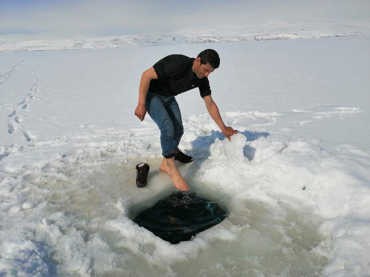 Donan göl üzerinde namaz kıldılar G2
