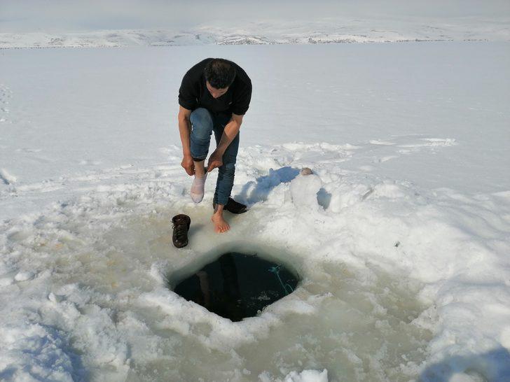 Donan göl üzerinde namaz kıldılar G3