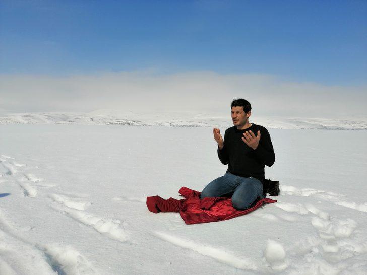 Donan göl üzerinde namaz kıldılar G4