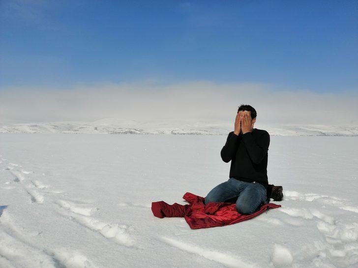 Donan göl üzerinde namaz kıldılar G5