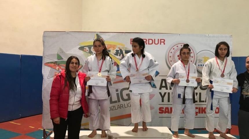 Ispartalı Judoculardan 1 g&uuml;m&uuml;ş, 1 bronz madalya