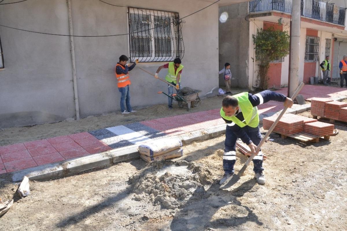 Akdeniz&rsquo;de asfalt, kaldırım ve yol a&ccedil;ma &ccedil;alışmaları s&uuml;r&uuml;yor