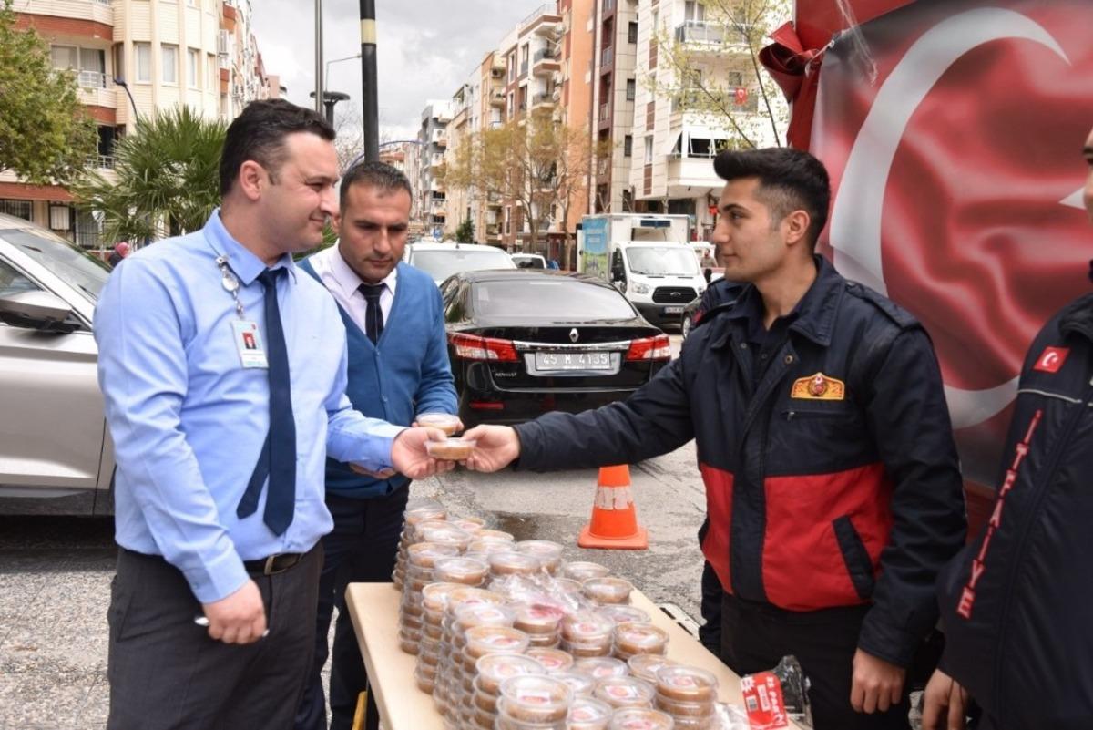 İtfaiye personelinden şehitler i&ccedil;in helva hayrı