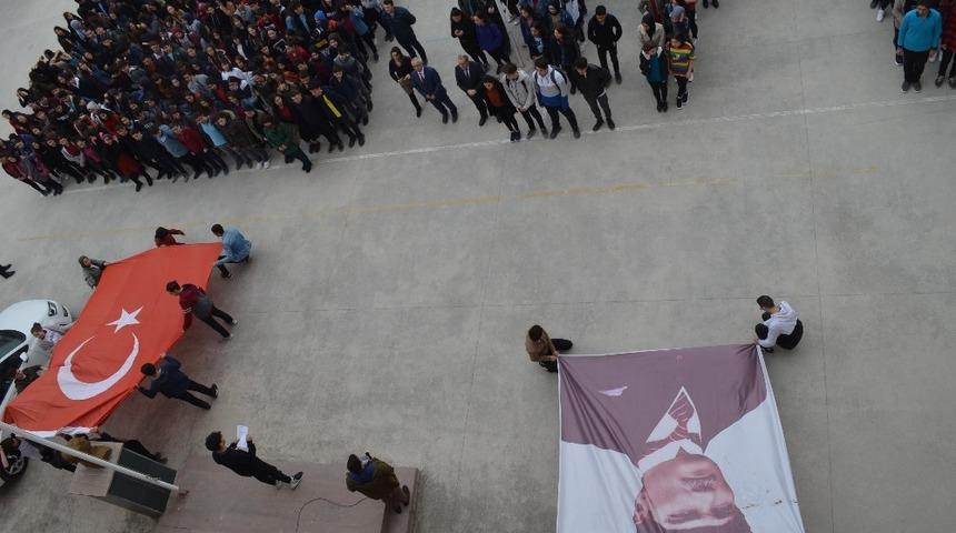 Liseli &ouml;ğrenciler şehitler i&ccedil;in tek ses tek y&uuml;rek