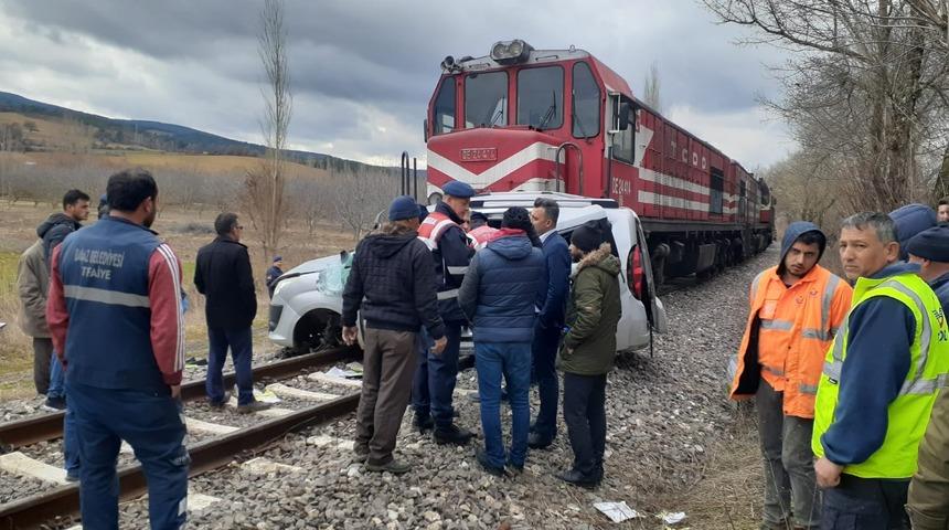 Feci kaza! Tren, hafif ticari araca çarptı: 2 ölü, 2 yaralı
