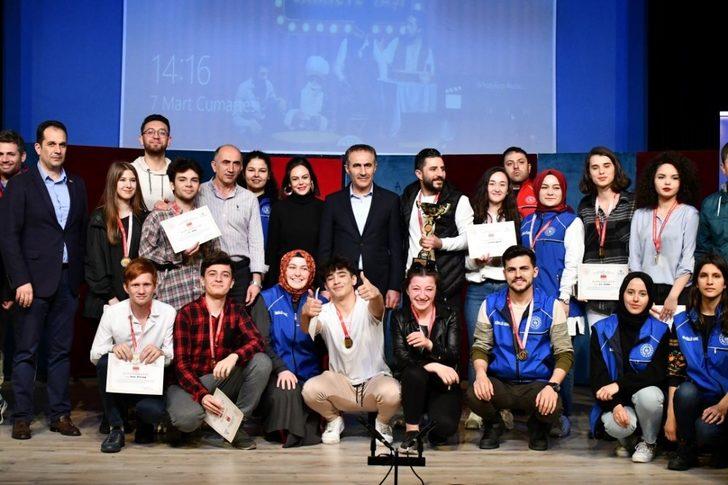 Balıkesir’de liselilerden tiyatro resitali G3