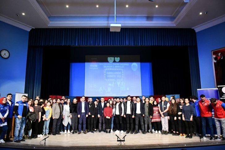 Balıkesir’de liselilerden tiyatro resitali G4