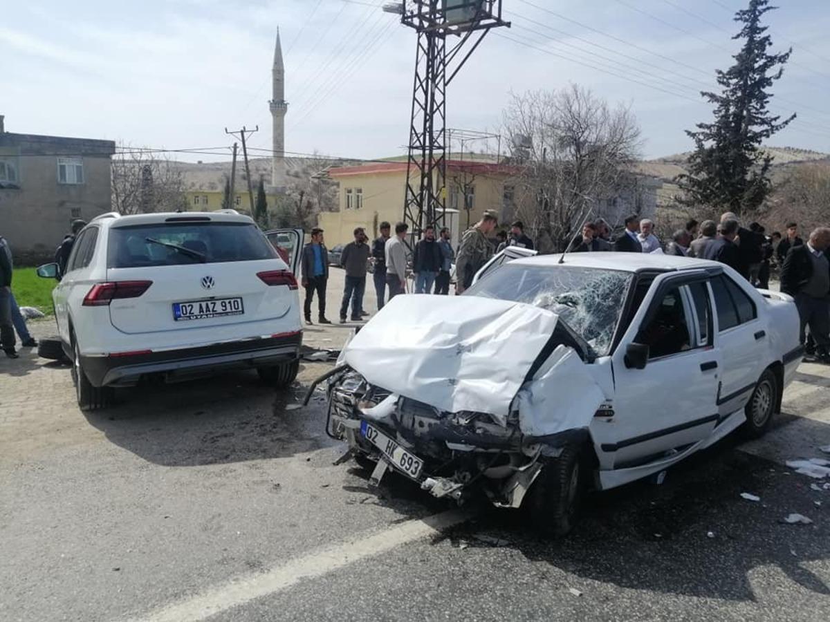 İki otomobil &ccedil;arpıştı: 3 yaralı