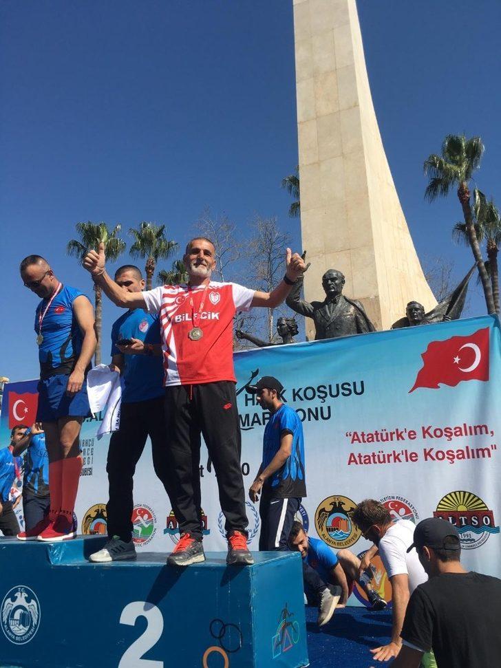 60 yaşındaki Bilecikli atletten büyük başarı G3