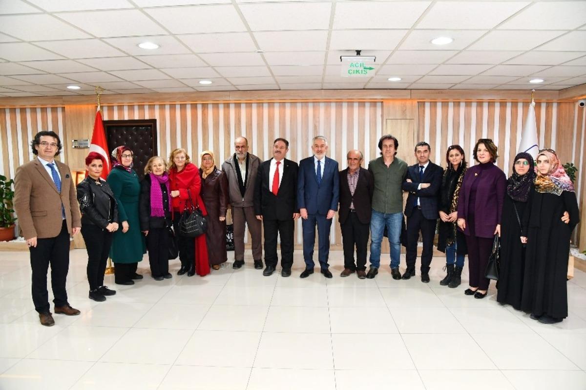 Ispartalı yazarlar kendilerine ayrılan stantta imza g&uuml;n&uuml; d&uuml;zenledi