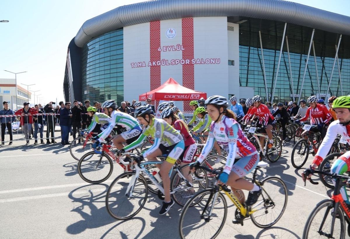 Sivas&rsquo;ta yapılan &ldquo;Okullar arası bisiklet yarışları&rdquo; sona erdi