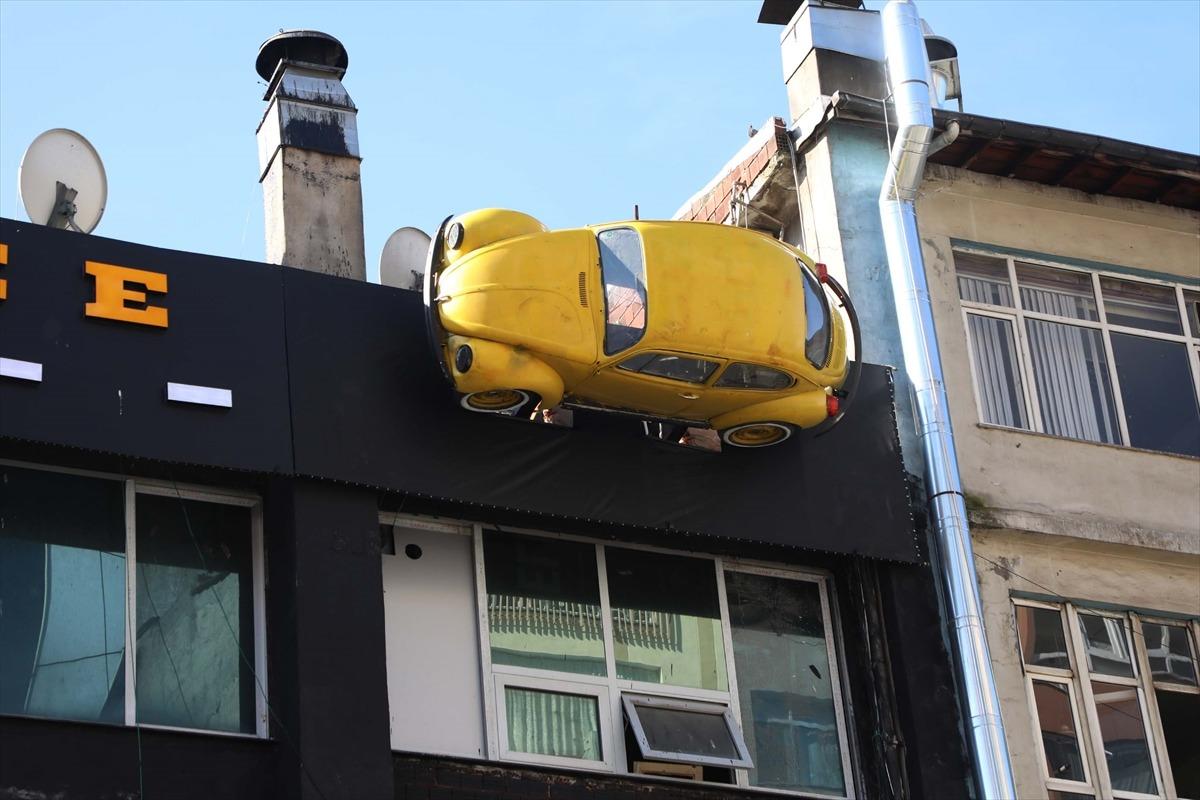 Binanın &ccedil;atısındaki vosvosu g&ouml;ren hayrete d&uuml;şt&uuml;