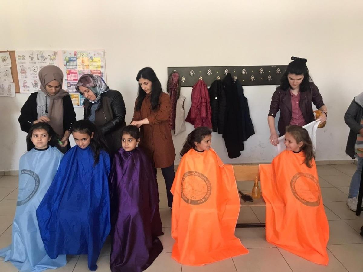 Dost Eli ile &ouml;ğrencilerin sa&ccedil; bakımları yapıldı