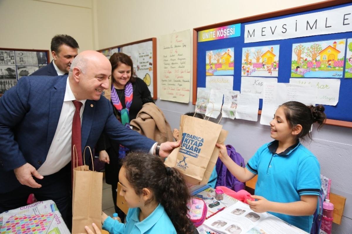 Başkan Bıyık, kaza ge&ccedil;iren &ouml;ğrencileri sınıfta ziyaret etti