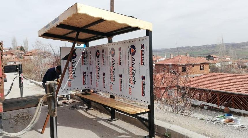 Sungurlu Belediyesi otob&uuml;s duraklarını kendisi yapıyor