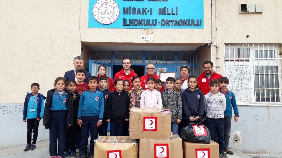 &Ouml;ğrenciler, har&ccedil;lıklarını depremzedelere bağışladı