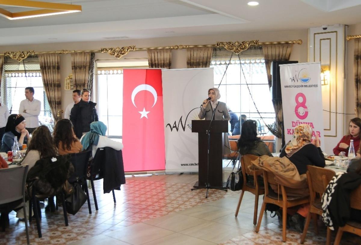 Van B&uuml;y&uuml;kşehir Belediyesinin kadın &ccedil;alışanları yemekte bir araya geldi