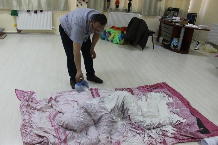 Kadın cinayetlerine dikkat çekmek için öğrencisini alçı ile kapladı G1