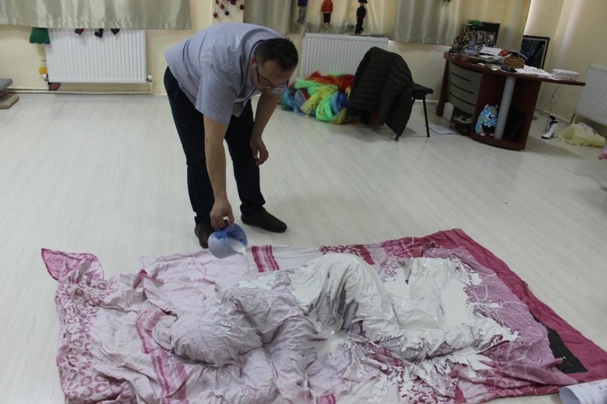 Kadın cinayetlerine dikkat &ccedil;ekmek i&ccedil;in &ouml;ğrencisini al&ccedil;ı ile kapladı