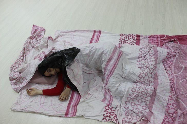 Kadın cinayetlerine dikkat çekmek için öğrencisini alçı ile kapladı G2