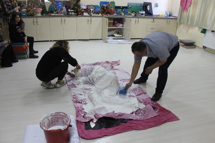 Kadın cinayetlerine dikkat çekmek için öğrencisini alçı ile kapladı G3