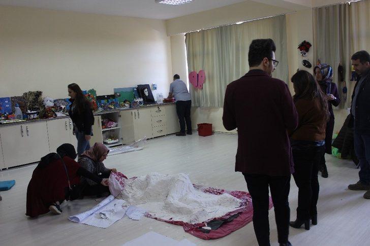 Kadın cinayetlerine dikkat çekmek için öğrencisini alçı ile kapladı G4