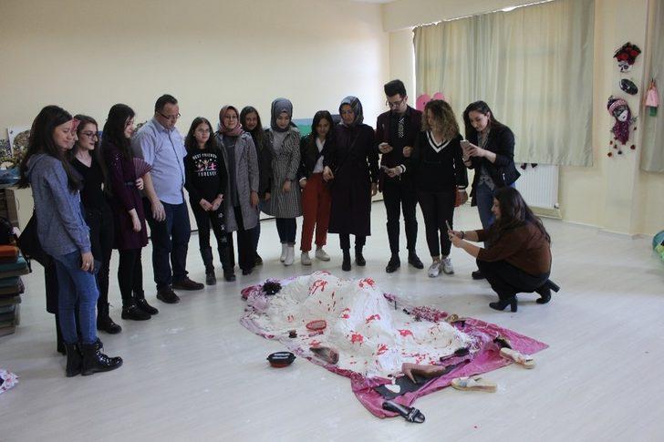 Kadın cinayetlerine dikkat çekmek için öğrencisini alçı ile kapladı G5