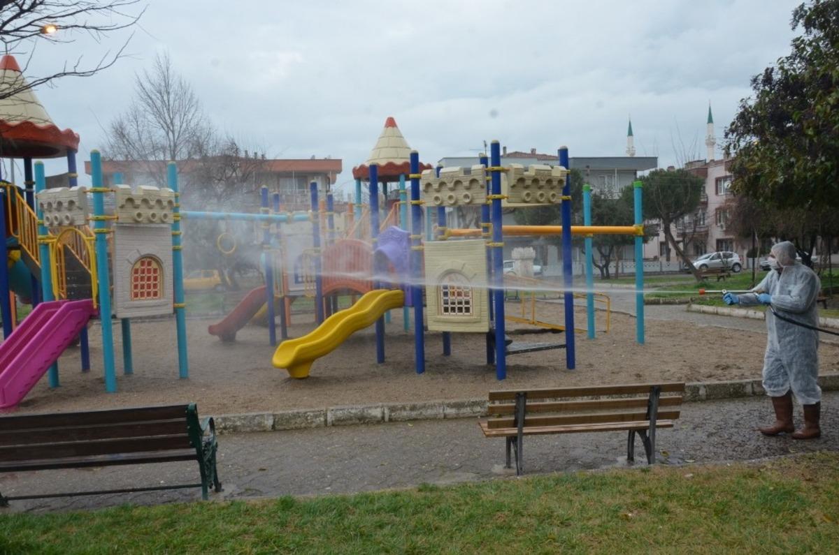 Akhisar&rsquo;da parklar ve pazar yerleri dezenfekte ediliyor