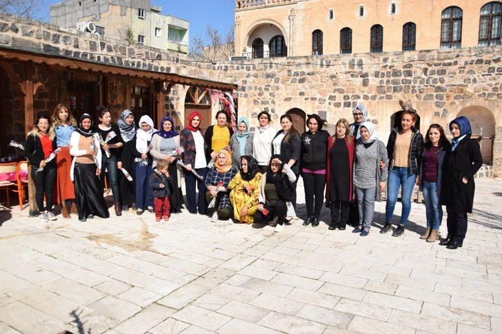 Viranşehir’de kadınlara karanfil G2