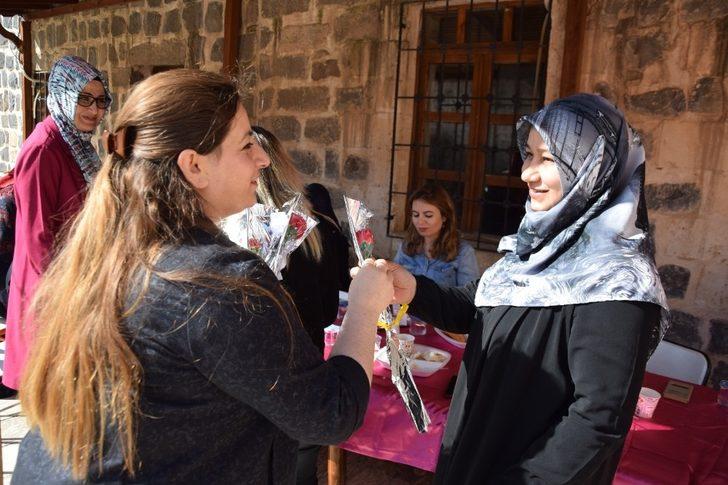 Viranşehir’de kadınlara karanfil G3