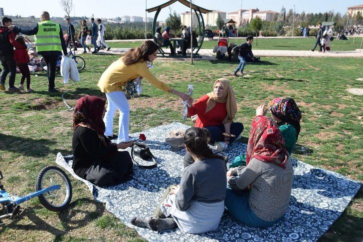 Viranşehir’de kadınlara karanfil G4