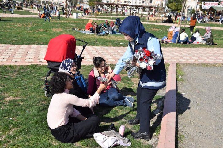 Viranşehir’de kadınlara karanfil G5