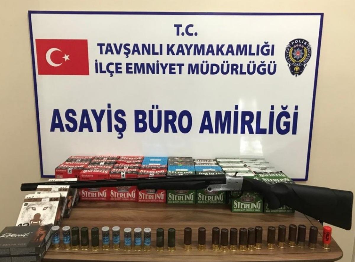 Tavşanlı&rsquo;da polis 8 ayrı adreste ka&ccedil;ak silah ele ge&ccedil;irdi
