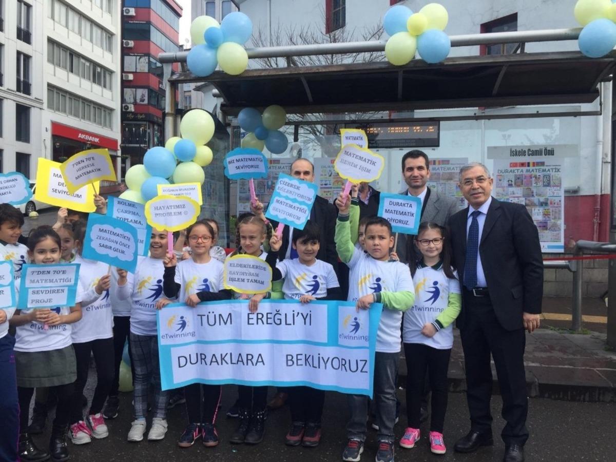 &Ouml;ğrencilere matematiği sevdirmek i&ccedil;in duraklara &ccedil;izimler asıldı