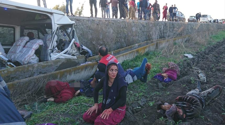 G&Uuml;NCELLEME - Adana'da tarım iş&ccedil;ilerini taşıyan minib&uuml;s devrildi