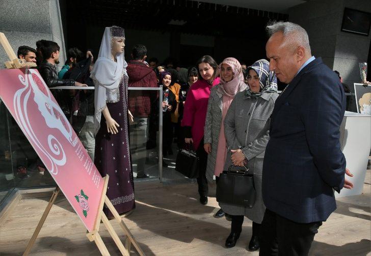 Bayburt Üniversitesinde ‘Ehram ve Afiş Sergisi’ ile ‘Kadın’a Dair’ başlıklı panel düzenlendi G4