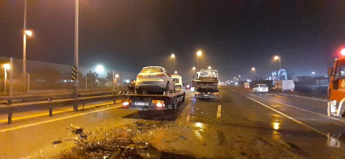 Avcılar'da polisten ka&ccedil;an ş&uuml;pheliler kaza yaptı: 2 yaralı