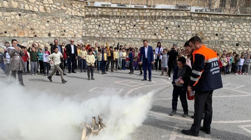 Bayburt&rsquo;ta &ouml;ğrencilere deprem ve yangın eğitimi veriliyor