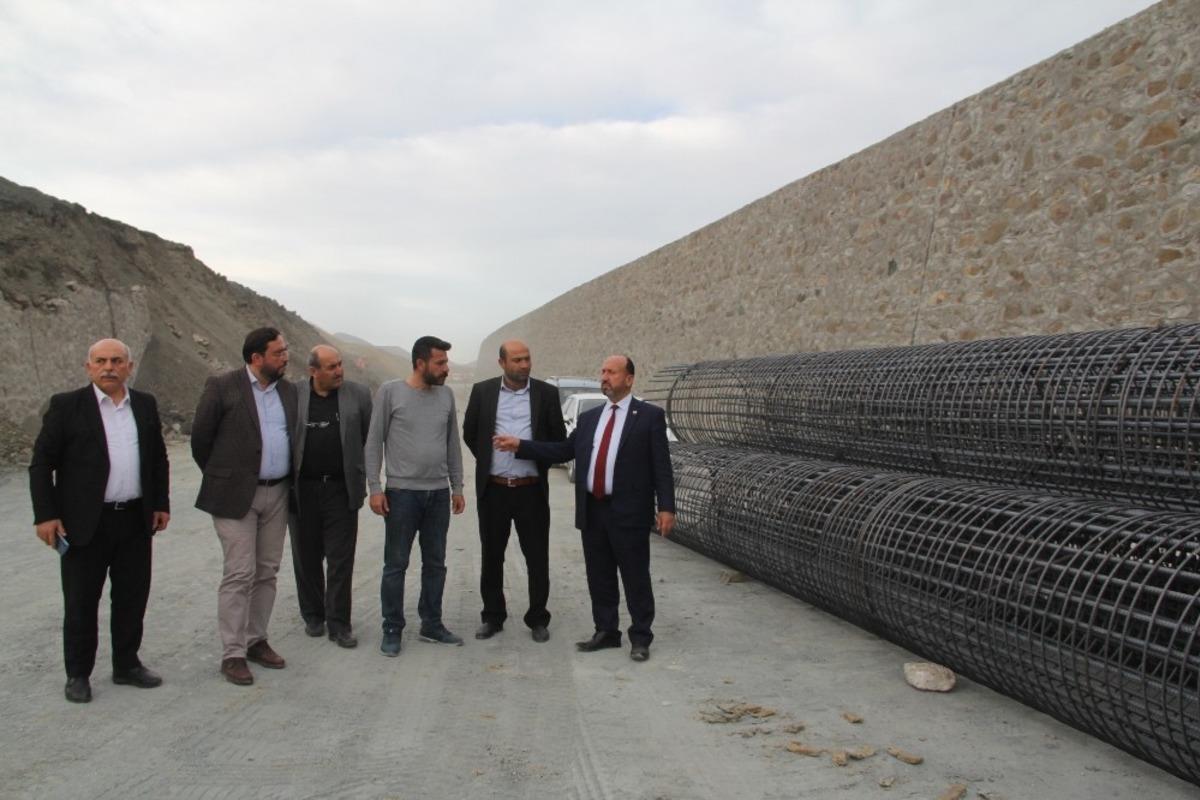 Heyelan nedeniyle kapanan yolda hummalı &ccedil;alışma