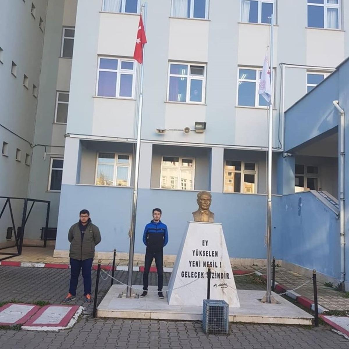 Nazillili &ouml;ğrencilerden &rsquo;Bayrağa ve Şehide Saygı&rsquo; n&ouml;beti